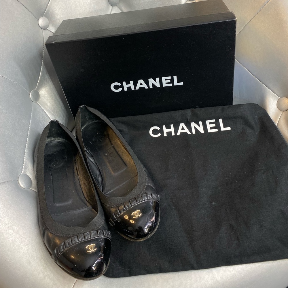 CHANEL Black Flats with Patent Toe